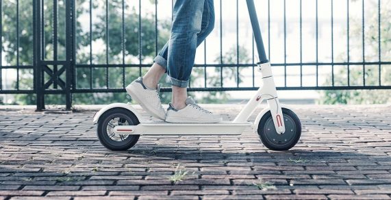 Xiaomi Mi Scooter - Patinete eléctrico plegable, 30 Km alcance, 25km/h,  blanco : Xiaomi: : Deportes y aire libre